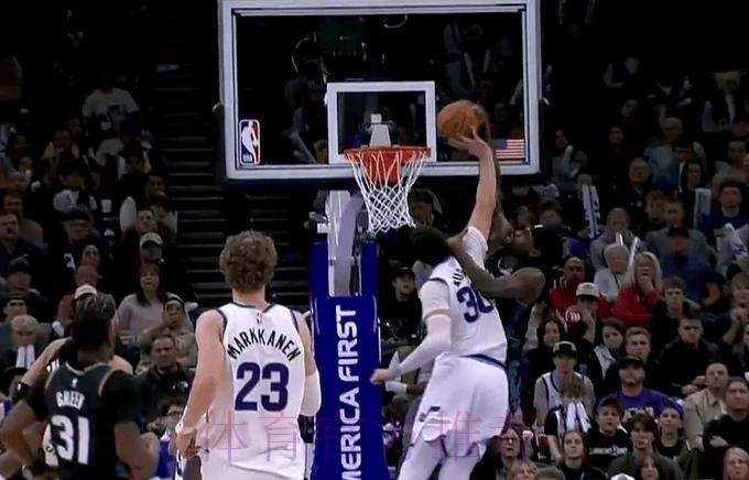 克塔起飞试图双手隔扣,斯图尔特正面拦截完成大帽拒绝 克塔起飞试图双手隔扣,斯图尔特正面拦截完成大帽拒绝